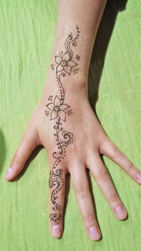 Simple and easy back hand mehndi designs 2022- Elegant mehndi designs | Henna tattoo designs ...