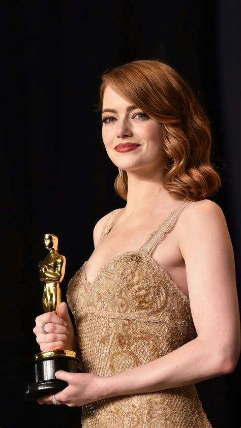 Emma Stone with the Oscar : r/EmmaStone_Worship