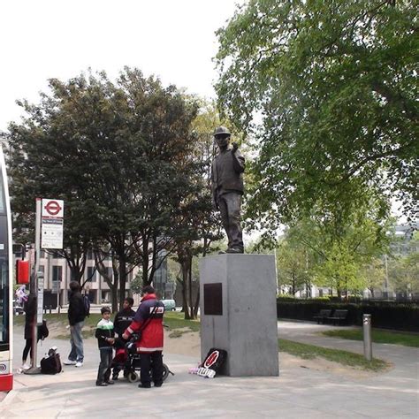Unknown building worker statue : London Remembers, Aiming to capture all memorials in London