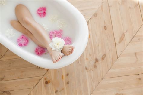 How to Do an Oatmeal Bath + Benefits - allprettybits