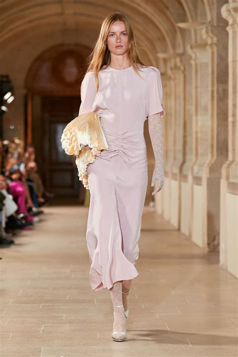 Victoria Beckham Spring 2023 Ready-to-Wear Collection | Vogue