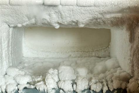 Congelador com excesso de gelo aumenta conta de luz