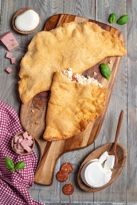 Pizza fritta - Ricetta e ingredienti della famosa pizza napoletana