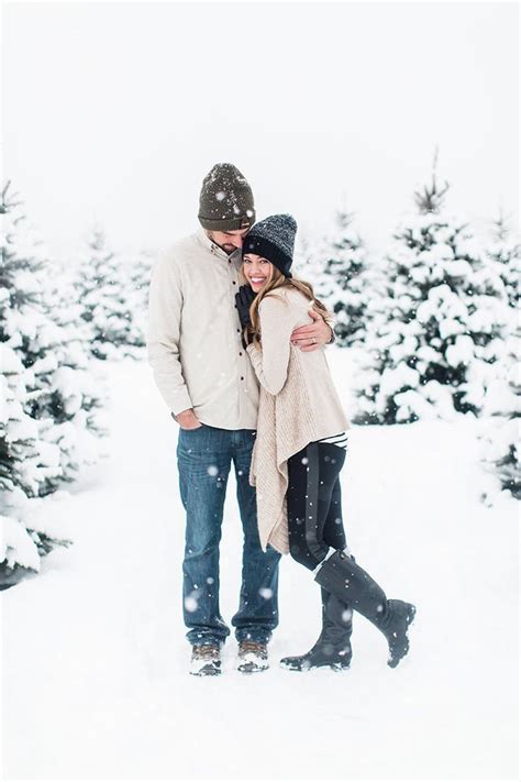 sweet couples photo in the snow | Winter couple pictures, Winter photography, Winter family photos