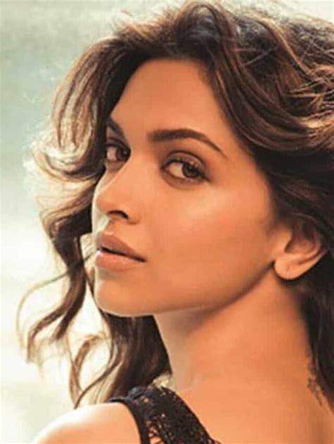 Deepika Padukone Showing Skincare of Radiant Skin - Stackumbrella.com