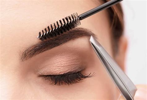 Eyelash and Eyebrow Tinting incl Brow Waxing (with small kit) - Decorum Aesthetics