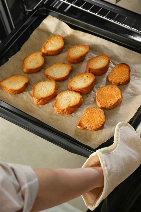 How to Toast Bread in Oven (Best Oven Toasted Bread) - IzzyCooking