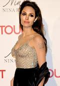 Анджелина Джоли избра Versace за премиерата на Туристът - Fashion.bg