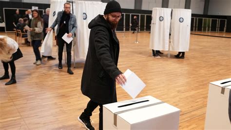 Danes head to polls in tight parliamentary election