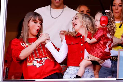 Patrick Mahomes Shares Kisses with Wife Brittany, Son Bronze and Daughter Sterling on NFL ...
