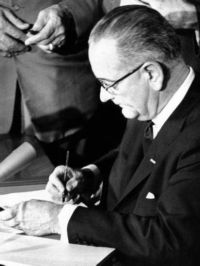 'President Lyndon Johnson Signing the 1964 Civil Rights Bill, July 2 ...