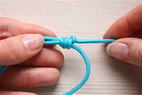 Barrel Sliding Knot - DIY Tutorial - | Sliding knot, Adjustable bracelet diy, Knots diy