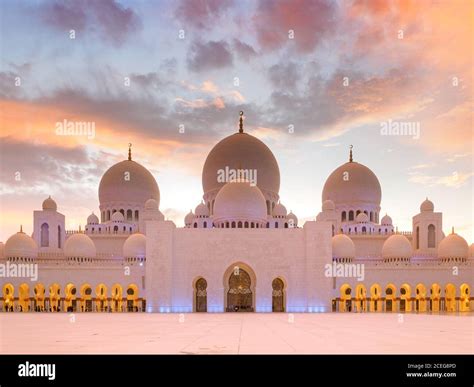 Sheikh Zayed Grand Mosque at sunset, Abu Dhabi, UAE Stock Photo - Alamy