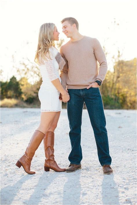 What to Wear for Engagement Photos - Knoxville Weddings | Engagement photo outfits fall ...