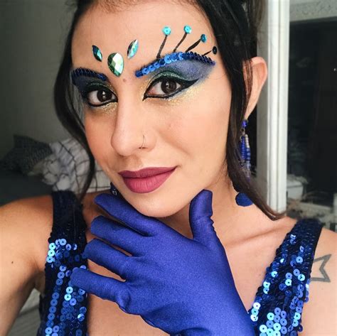 Maquiagem para fantasia de carnaval de Pavão Misterioso com paetês, pedrarias e glitter ...