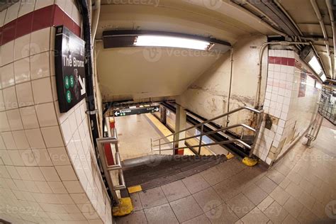 new york city subway train station 18750682 Stock Photo at Vecteezy