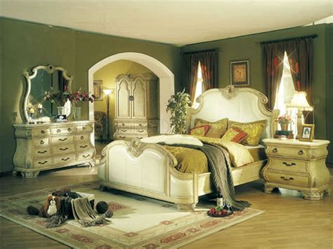 Antique White Finish Leather Upholstery Traditional Bedroom Set