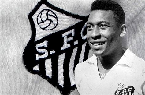 Homenaje en vida: el Santos pondrá a Pelé en el escudo de sus camisetas