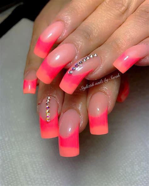 Curved Acrylic Nail Desing