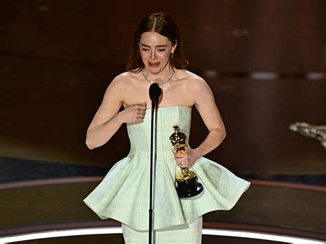 Emma Stone accepts Best Actress Oscar with broken dress: ‘Don’t look’