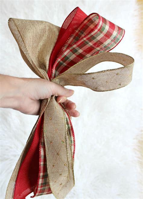 Create gorgeous Christmas bows for your tree. Easy-to-follow steps to ...