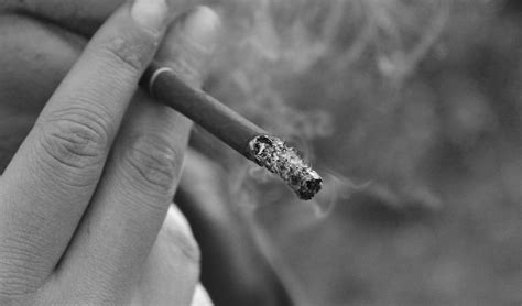 File:Smoking in black and white.jpg - Wikimedia Commons
