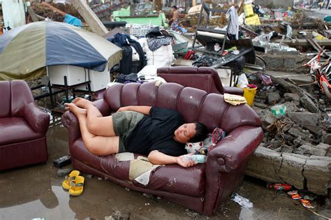 Struggle for Survival in Philippine City Shattered by Typhoon - The New York Times