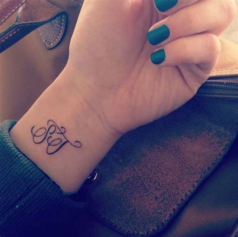 Best Initial Tattoo Designs - Get Permanent Initial Tattoos Of Loved One Name Initial Wrist ...