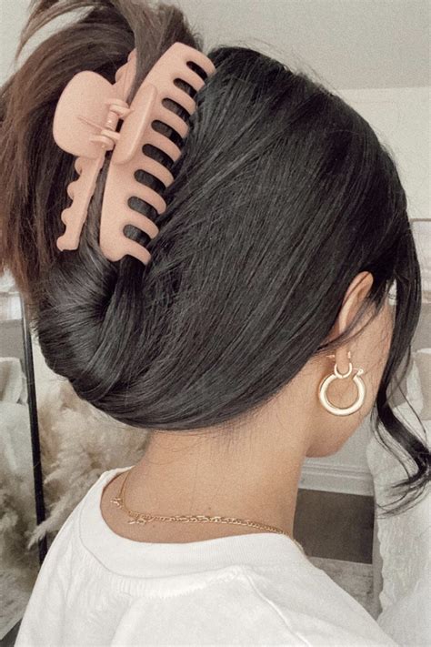 6 Claw Clip Hairstyles Inspo for Your Next Effortless Updo | Clip hairstyles, Hair clip ...