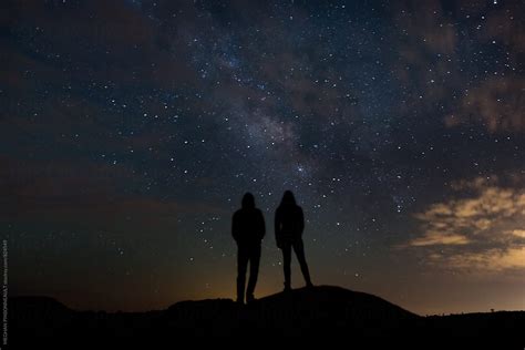 «Silhouette Of Couple With Milky Way Galaxy And Stars» del colaborador de Stocksy «MEGHAN ...