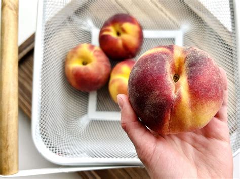 How to Remove the Pit from Clingstone Peaches