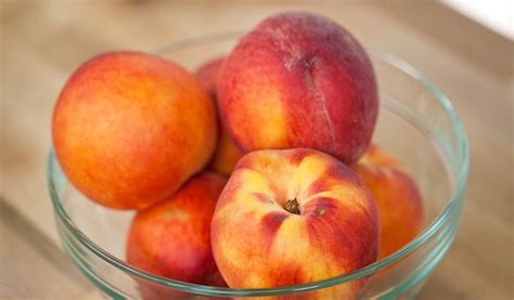 The Easiest Way to Peel and Prep Peaches [VIDEO] | How to peel peaches, Paleo friendly recipes ...