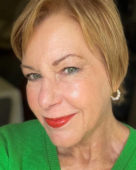 How to wear red lipstick over 60 - une femme d'un certain âge