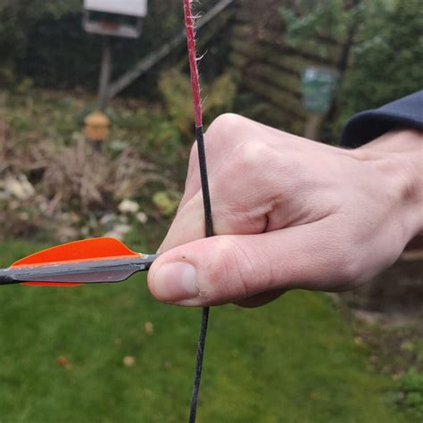 How to hold the bowstring - guide with pictures - ImproveYourArchery.com