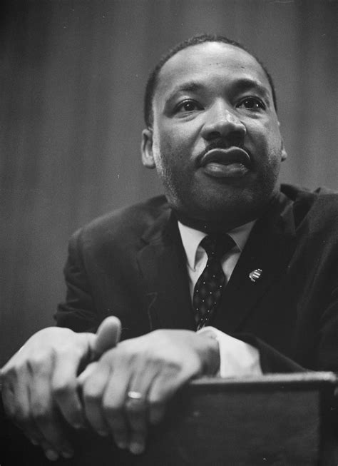 Archivo:Martin-Luther-King-1964-leaning-on-a-lectern.jpg - Wikipedia, la enciclopedia libre