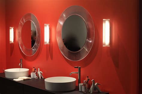 En rouge et noir! | Salle de bains double vasque, Miroir salle de bain, Salle de bain