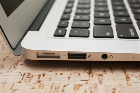 MacBook Air (2017) review: An old friend shows its age - CNET