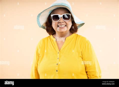 Older indian woman portrait hi-res stock photography and images - Alamy