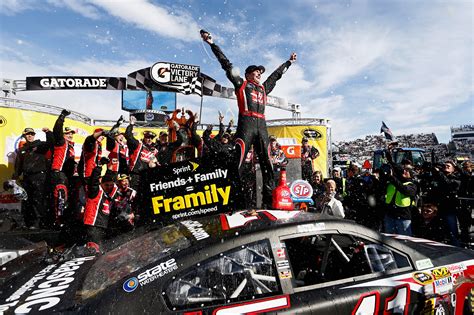 Kurt Busch wins at Martinsville - Speedcafe.com