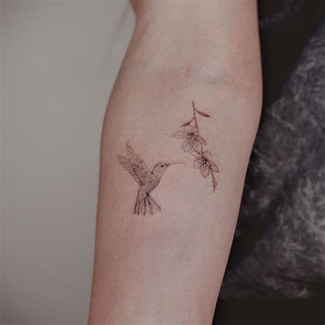 Tatuagem de beija-flor: 75 ideias cheias de estilo e significado | Hummingbird tattoo, Tattoos ...