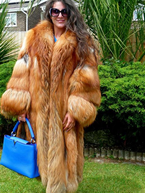 red fox fur coat Long Fur Coat, Fabulous Fox, Fox Coat, Sheepskin Jacket, Red Fox, Fur Fashion ...