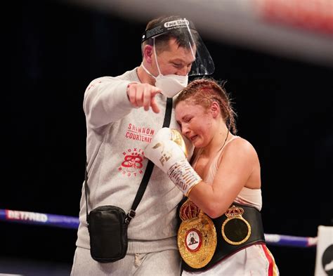 Photos: Shannon Courtenay Beats Ebanie Bridges in Fire-Fight For WBA Title - Boxing News