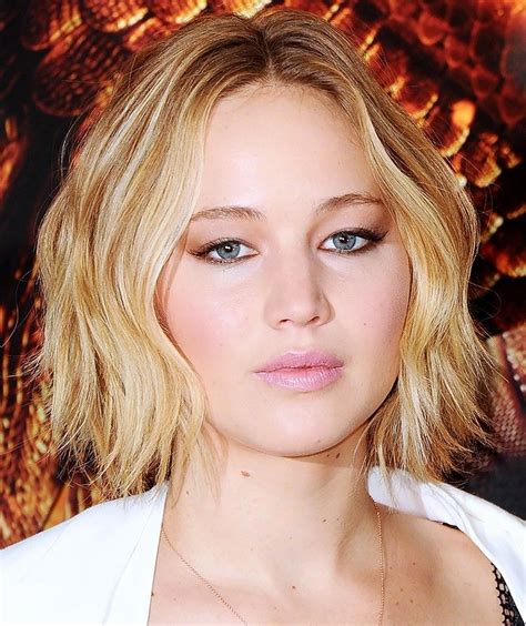 Jennifer Lawrence rocks a textured blonde bob. I am in love with shadowed root- Although ombre ...