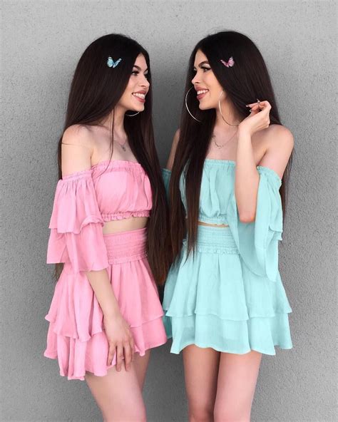 Image may contain: 2 people, people standing Twin Outfits, Sister Outfits, Outfits For Teens ...