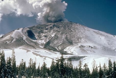 File:MSH80 early eruption st helens from NE 04-10-80.jpg - Wikimedia Commons