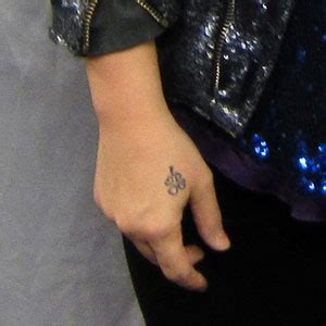 Kelly Clarkson Four-Leaf Clover, Heart Back of Hand Tattoo | Steal Her Style