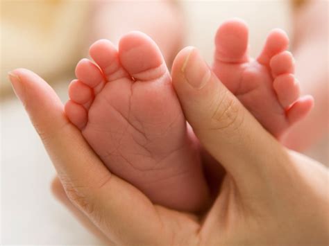 Hidden hairs can strangle baby's tiny toes, doc warns