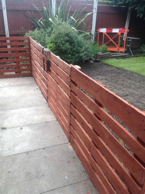 Easy Pallet Fence Patio Surround • 1001 Pallets | Wood pallet fence ...