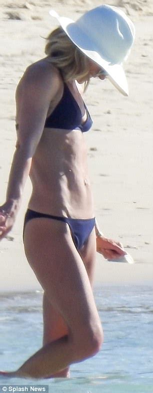 Kelly Ripa shows off incredible bikini body in the Bahamas | Daily Mail Online