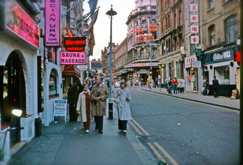 Brilliant Kodachrome Photos Of London In October 1977 - Flashbak | London in october, London ...